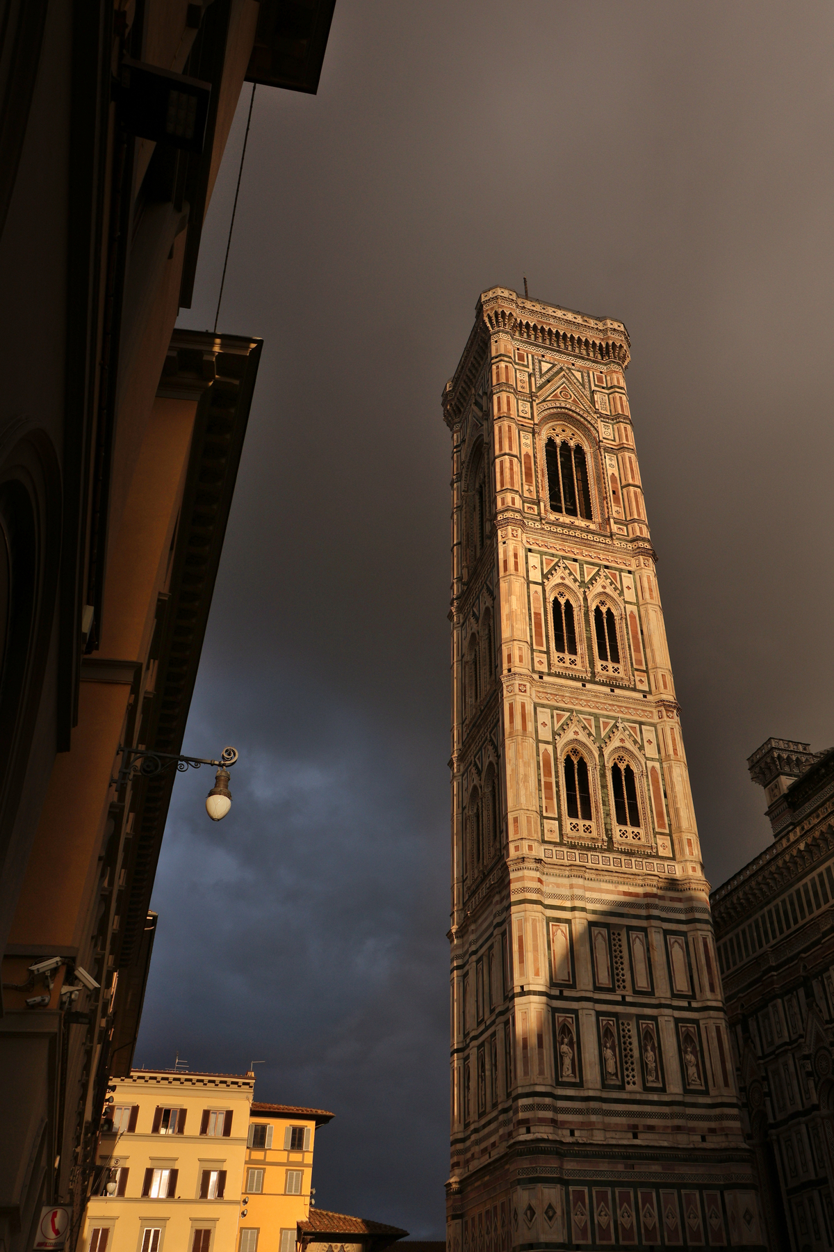 Florenz Campanile Duomo Santa Maria del Fiore Goldene Stunde Morgenlicht Regenwolken