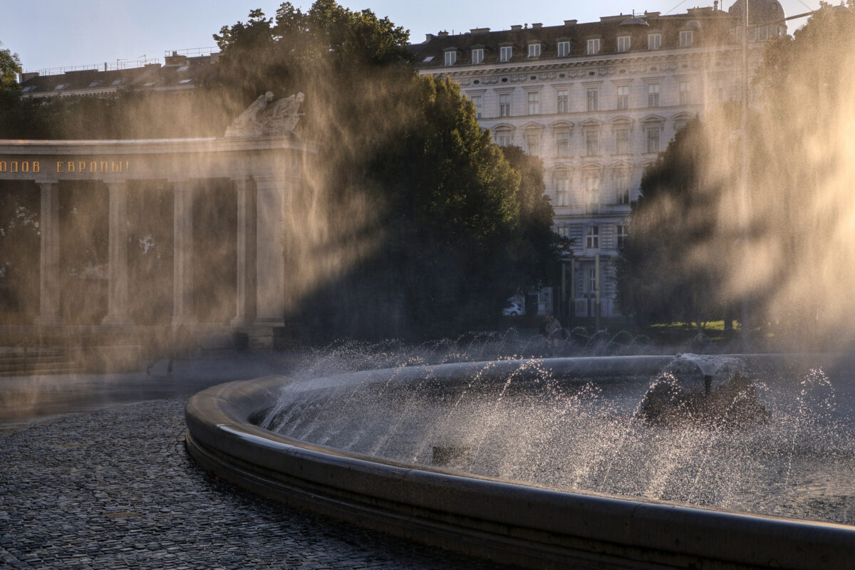 Wien Schwarzenbergplatz Hochstrahlbrunnen Nebelschwaden Abendlicht Goldene Stunde