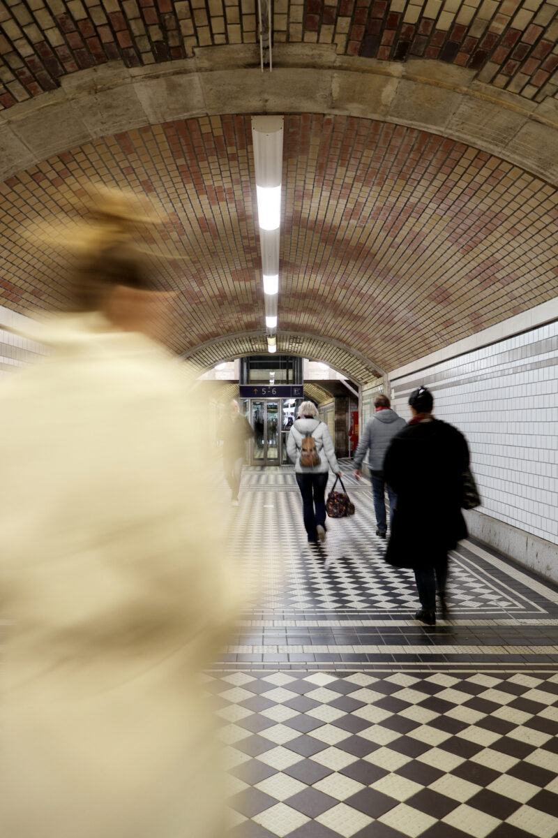 Wien Bahnhof Hütteldorf Unterführung Tunnel Streetfotografie