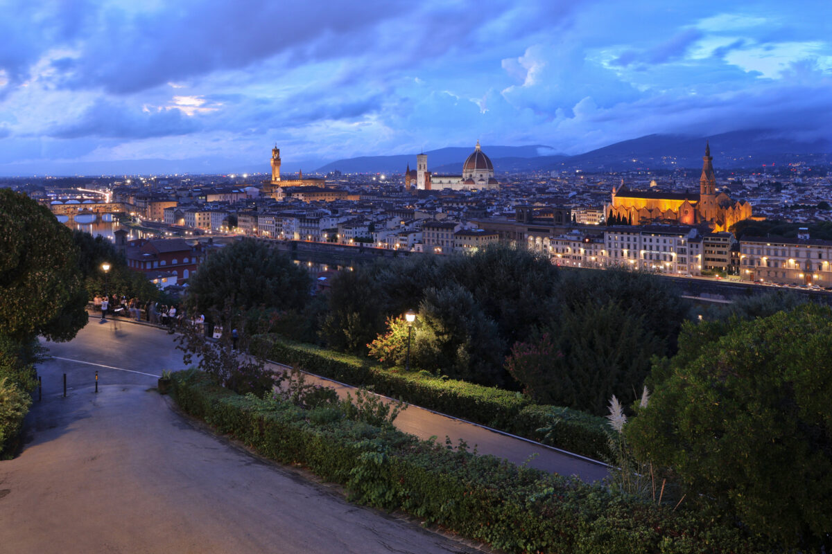 Florenz Piazzale Michelangelo Aussicht auf die Altstadt Santa Maria del Fiore Palazzo Vecchio Santa Croce Ponte Vecchio Abendstimmung Blaue Stunde Nachts