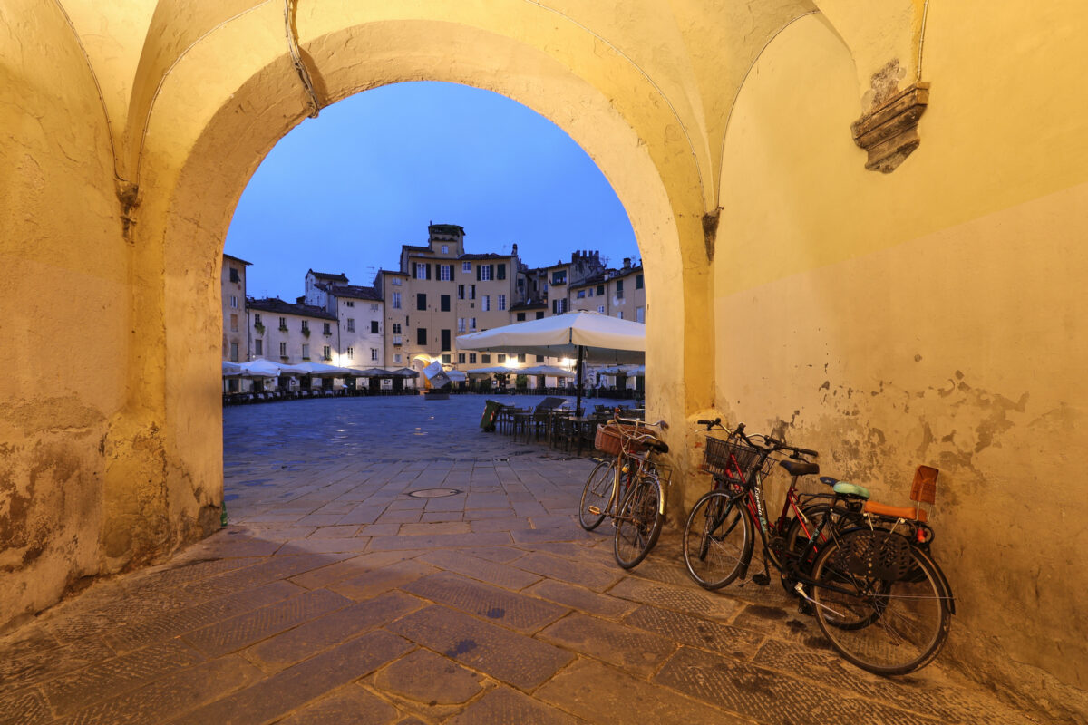 Lucca Piazza dell'Anfiteatro Durchgang Blaue Stunde Morgens