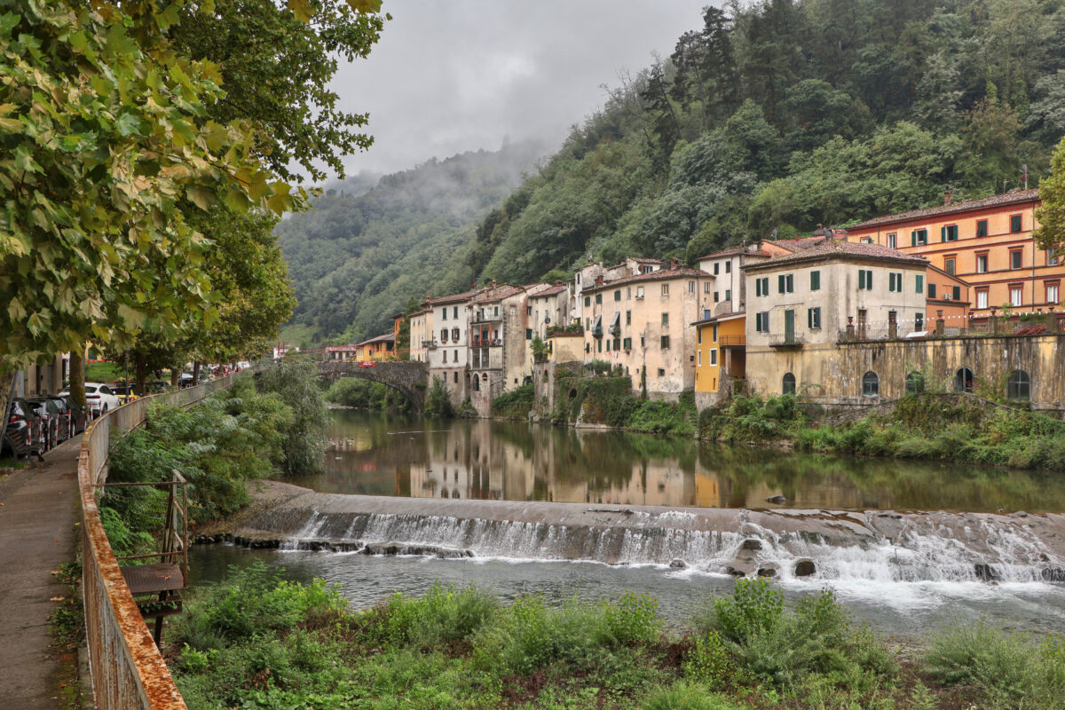 Bagni di Lucca Fluss Wasserfall Altstadt Nebel
