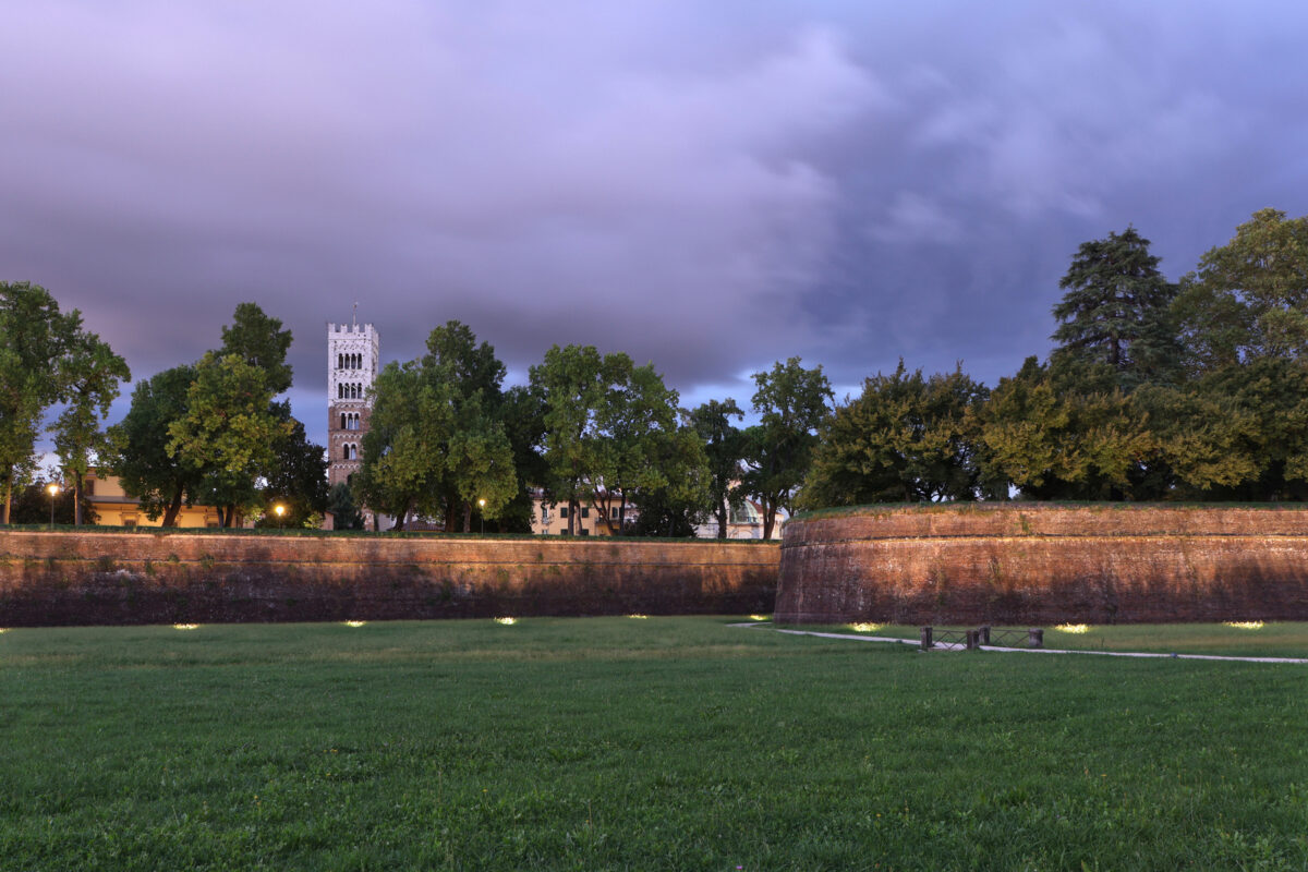 Lucca Stadtmauer Duomo di San Martino Blaue Stunde Gewitterwolken Langzeitbelichtung