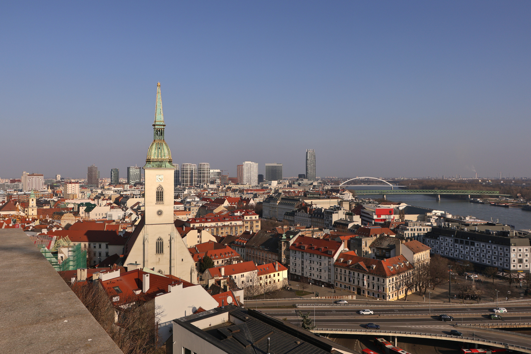 Bratislava Skyline Ausblick vom Burgberg auf den Martinsdom und die Donau