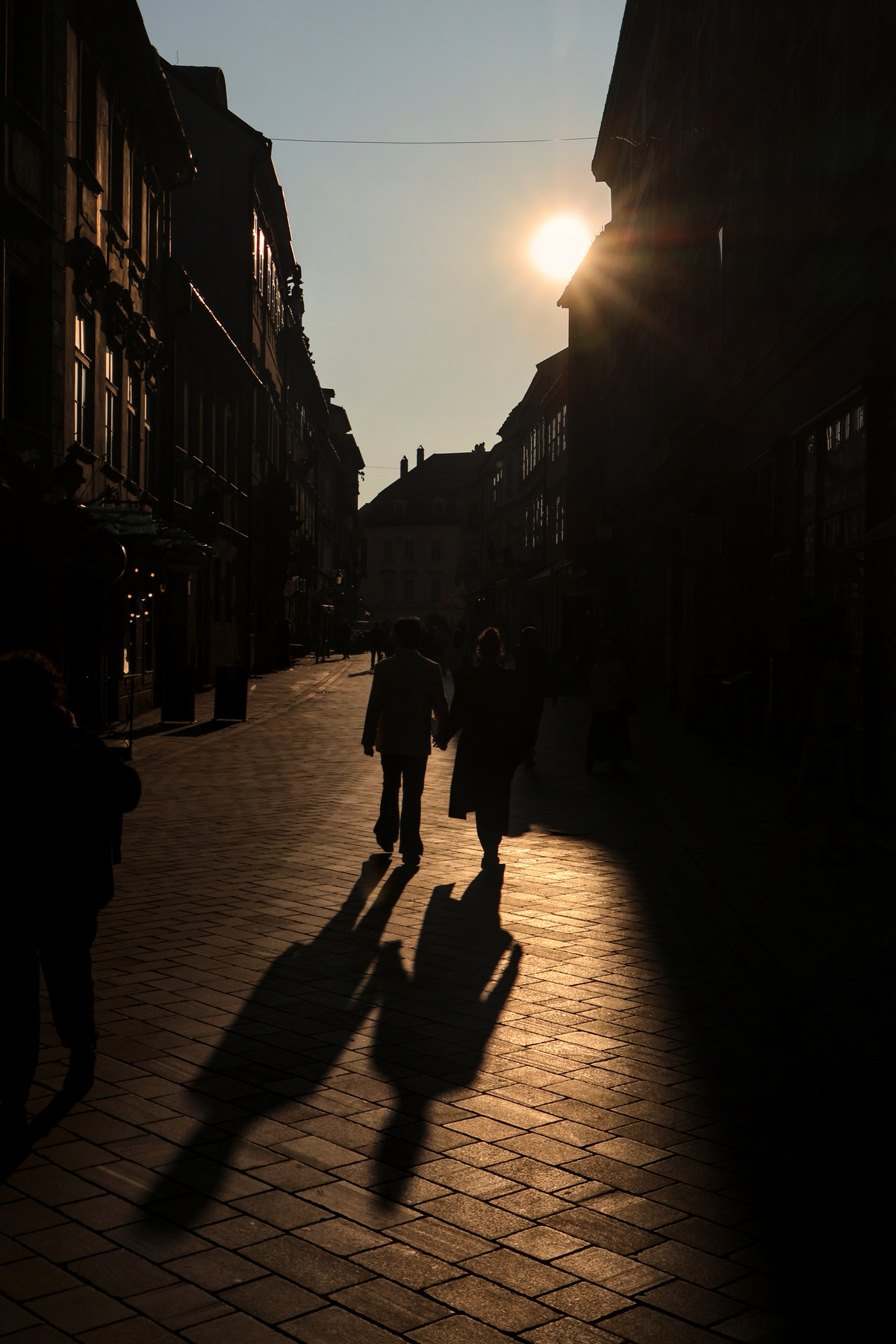 Bratislava Altstadt Panská Fußgängerzone Goldene Stunde Abendlicht Silhouetten Streetfotografie