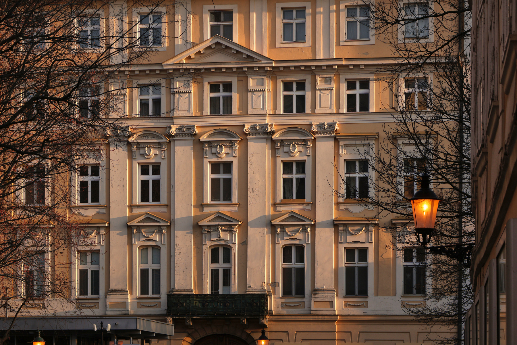 Bratislava Hviezdoslavovo námestie Promenade im Abendlicht Goldene Stunde