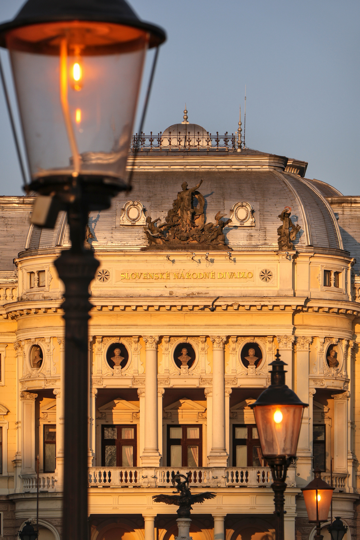 Bratislava Slowakisches Nationaltheater Goldene Stunde Abendlicht Sonnenuntergang