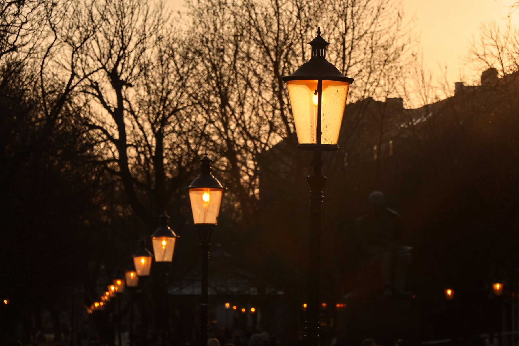 Bratislava Hviezdoslavovo námestie Promenade Laternen Abendlicht Goldene Stunde Sonnenuntergang