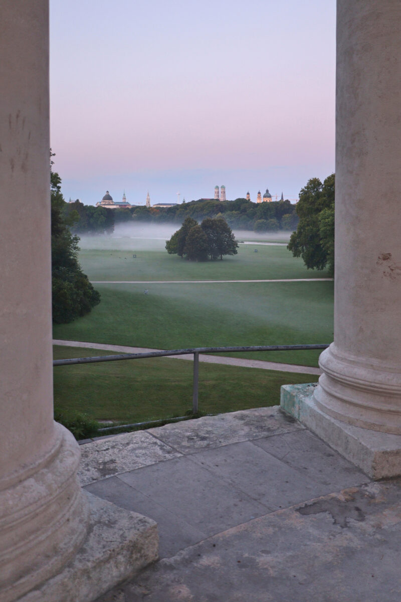 München Englischer Garten Monopteros Ausblick Morgens Nebel