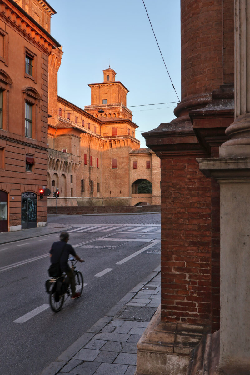 Ferrara Castello Estense Fahrrad Morgens