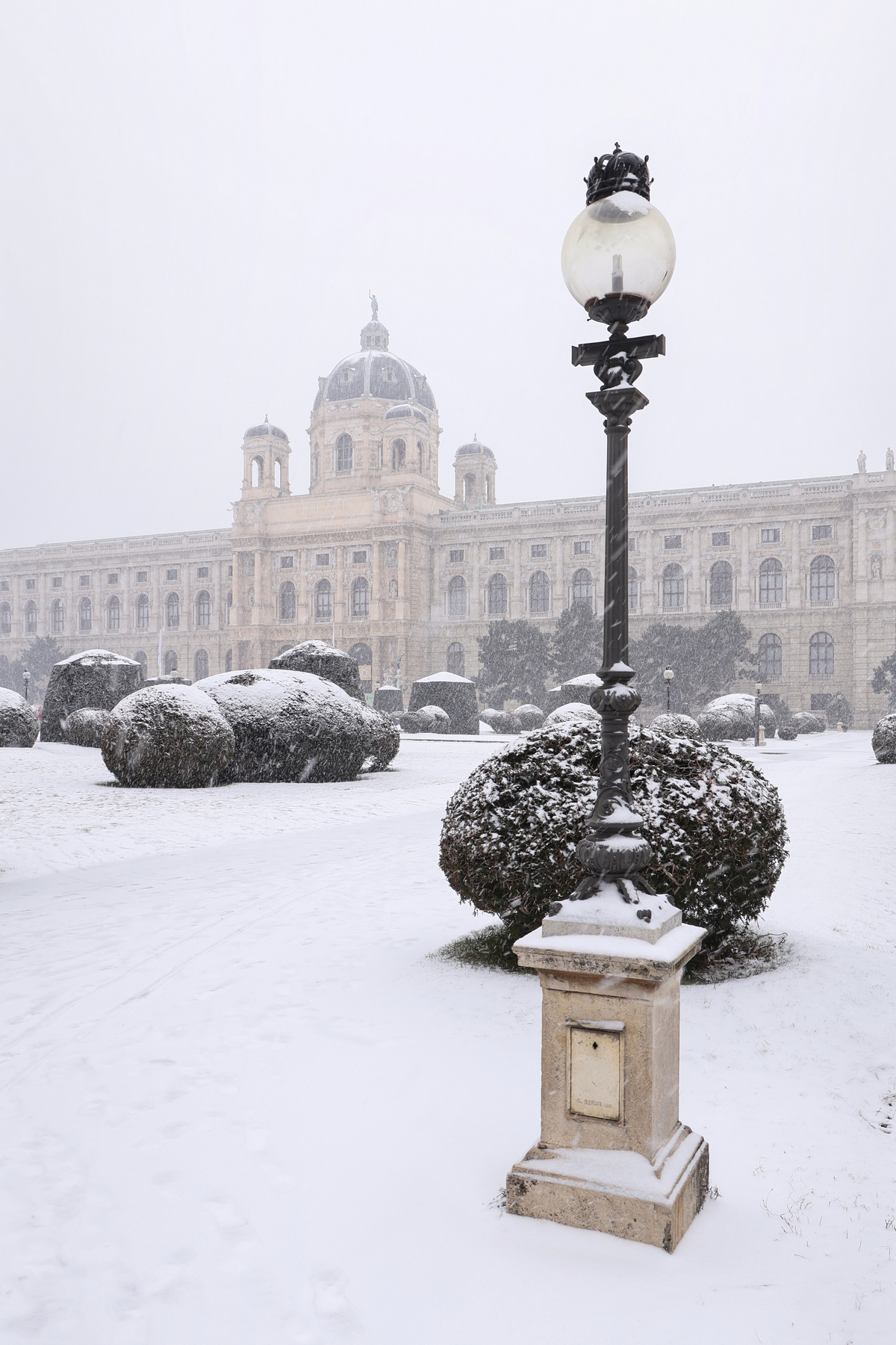 Wien Maria-Theresien-Platz Naturhistorisches Museum Winter Schnee