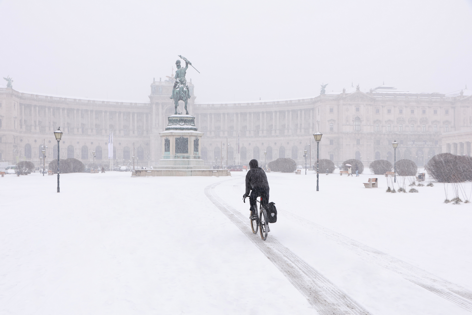 Wien Hofburg Heldenplatz Fahrradfahrer Winter Schnee