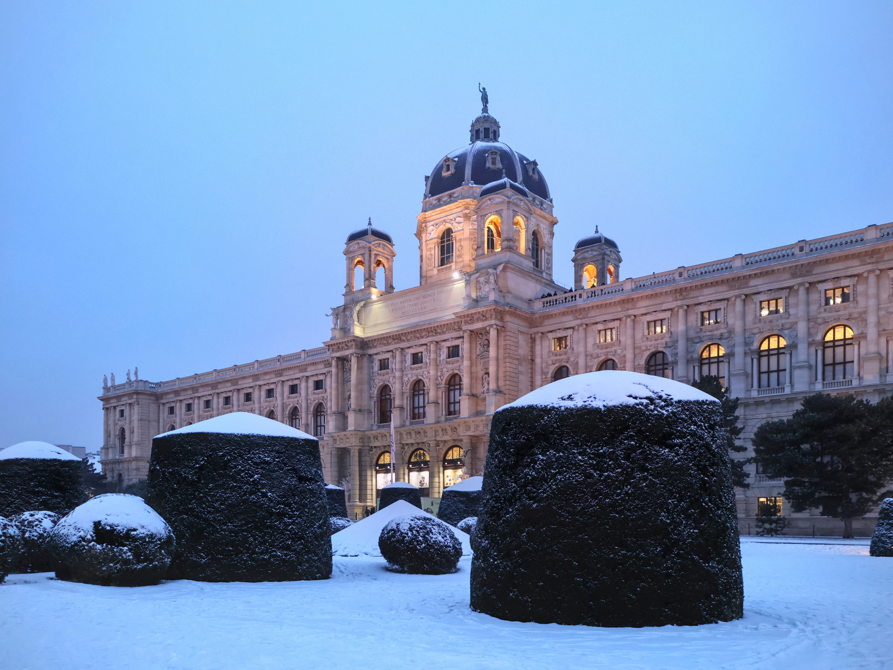 Wien Maria-Theresien-Platz Naturhistorisches Museum Winter Schnee Blaue Stunde