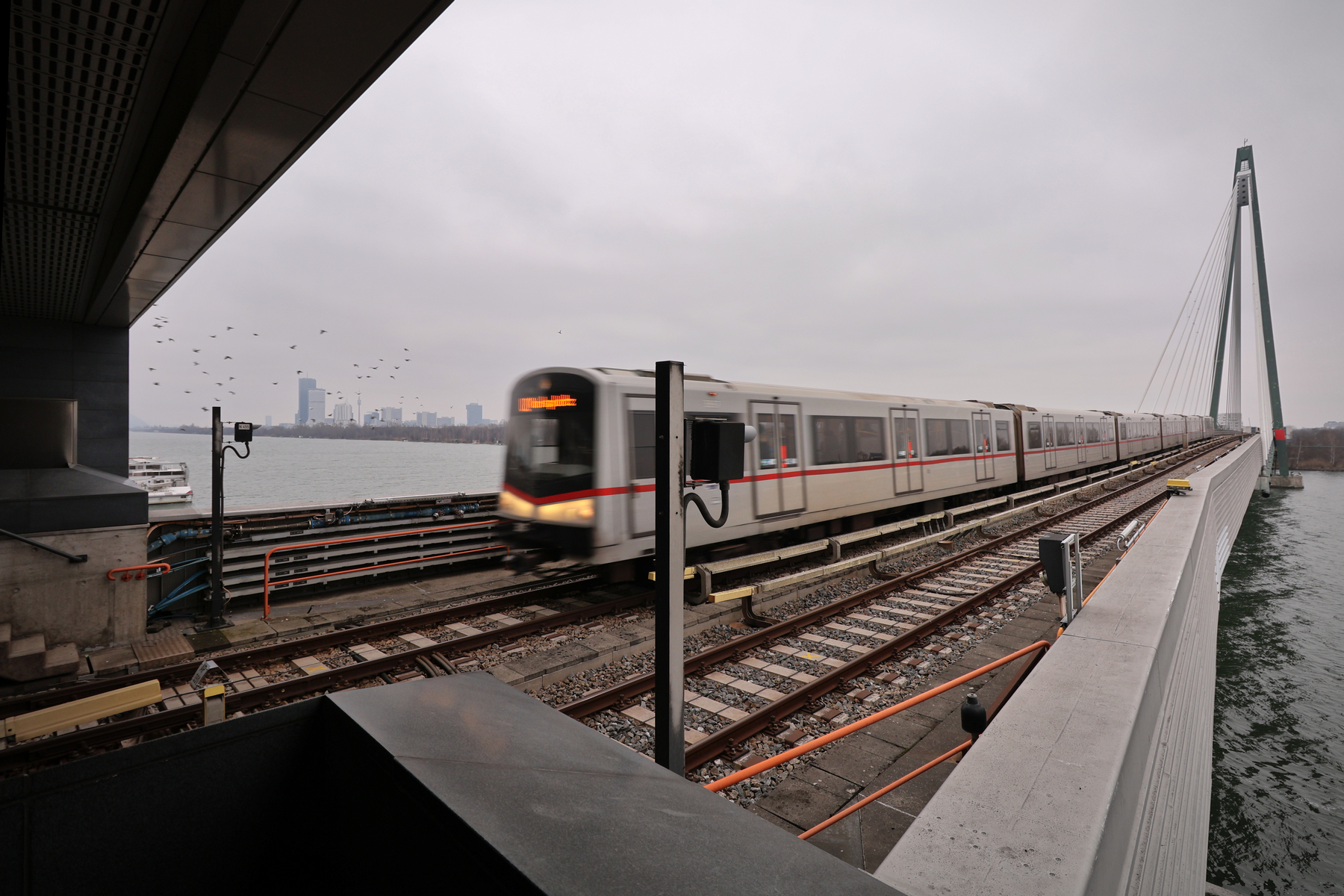 Wien U-Bahn U2 Donaustadtbrücke Donau Skyline