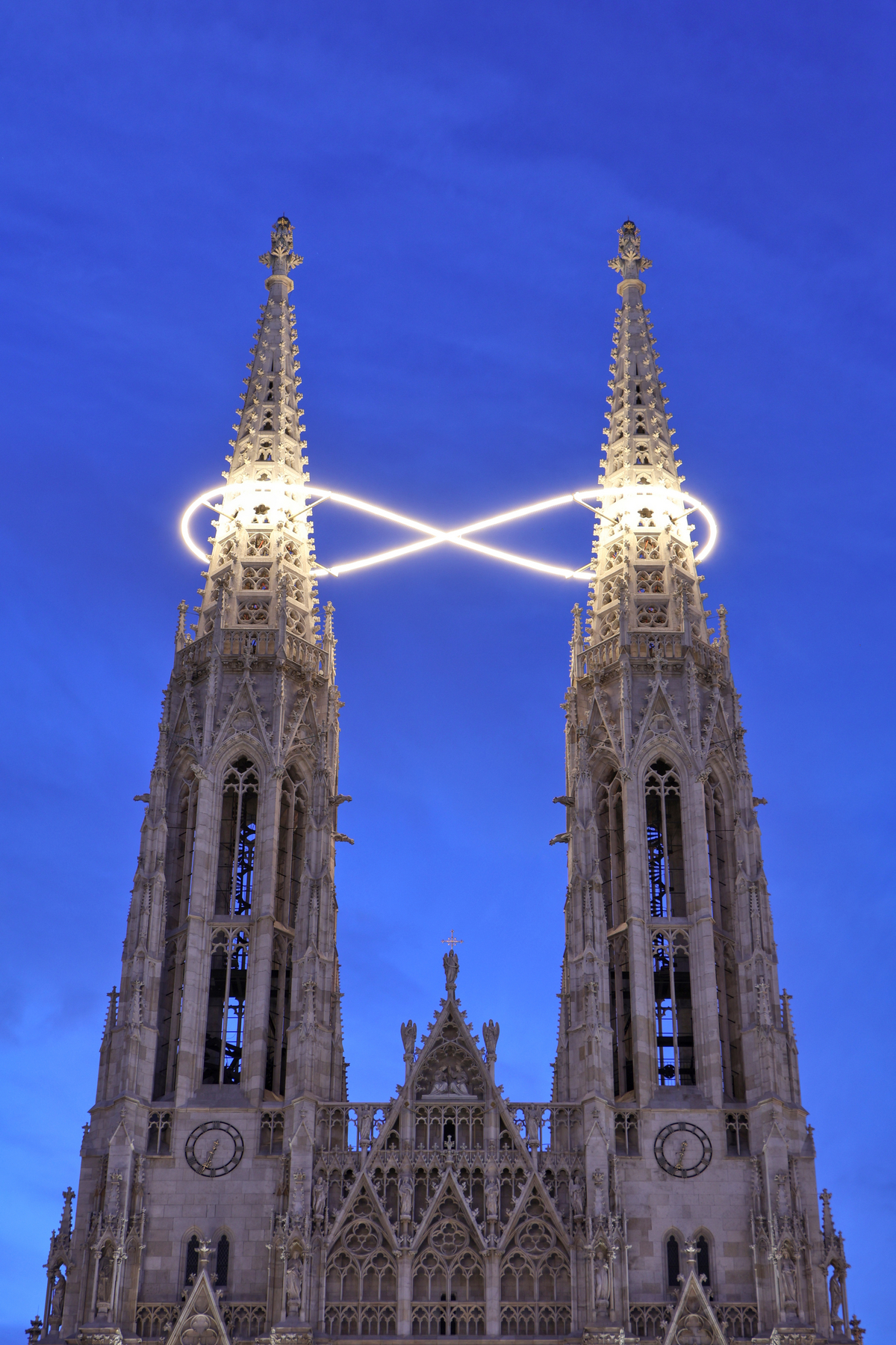 Wien Votivkirche Kunstinstallation Unendlichkeit des Lichts Blaue Stunde