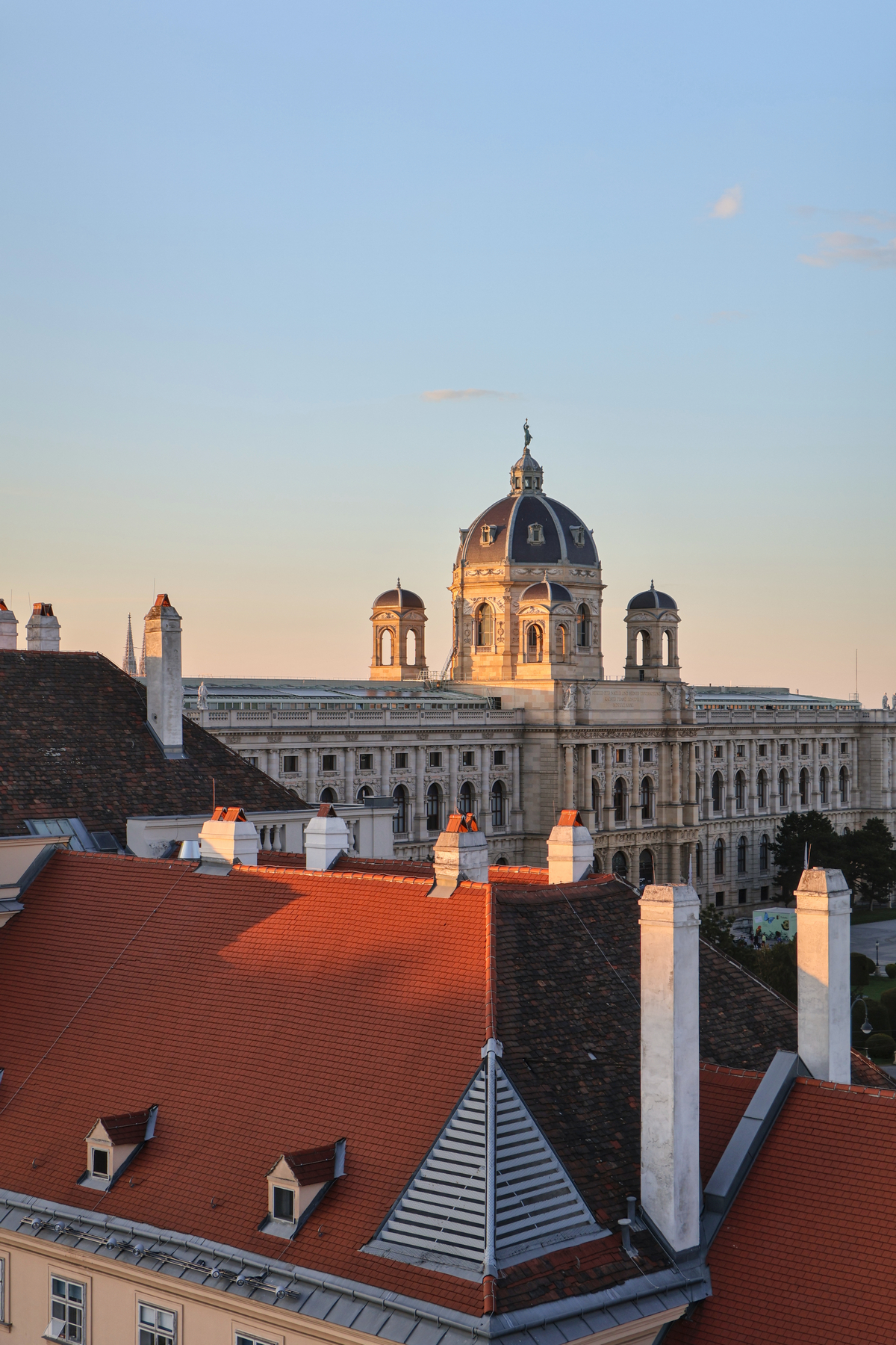 Wien MQ Libelle Dachterrasse Aussicht auf Naturhistorisches Museum Goldene Stunde