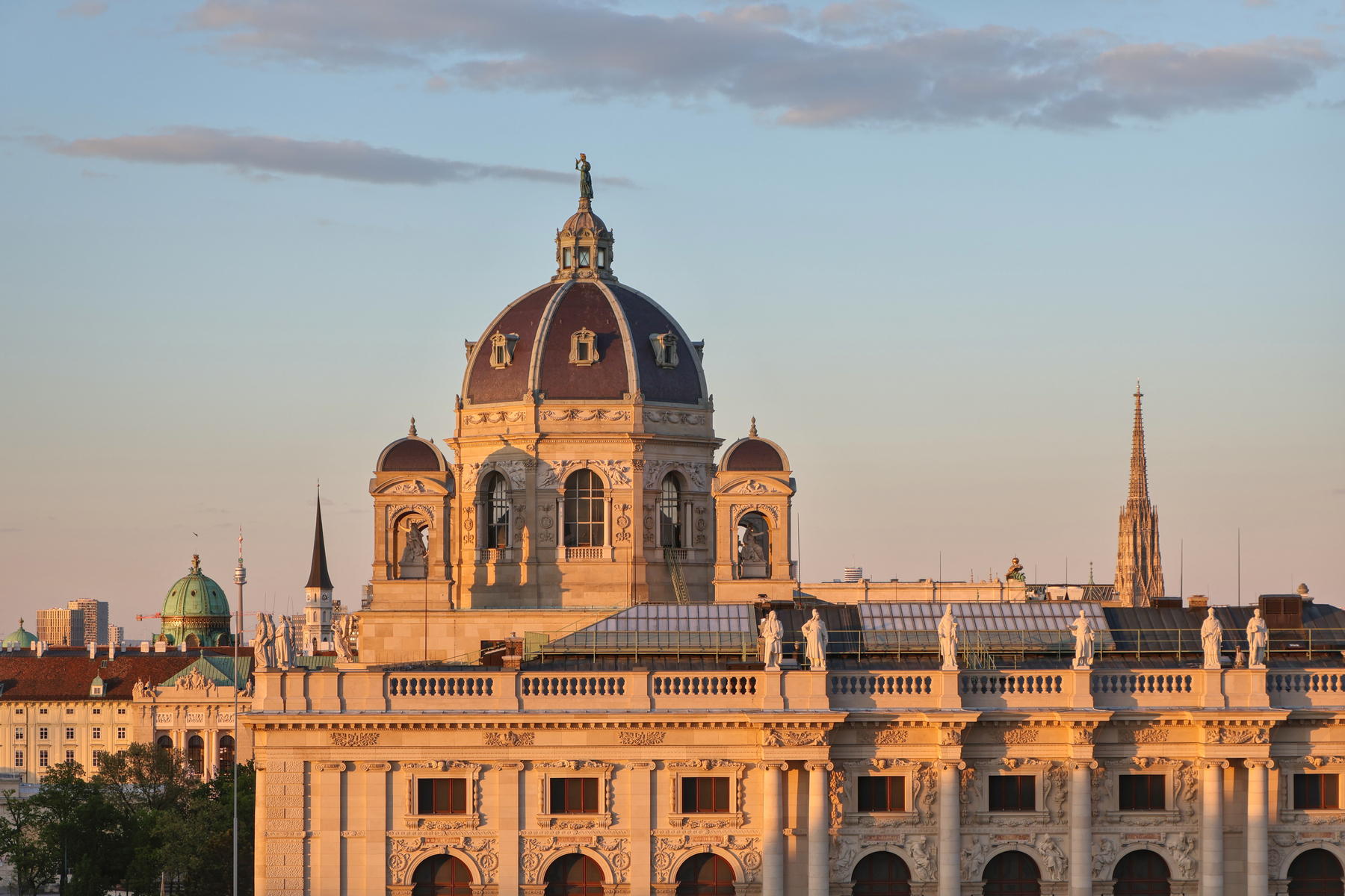 Wien MQ Libelle Dachterrasse Aussicht Kunsthistorisches Museum Goldene Stunde