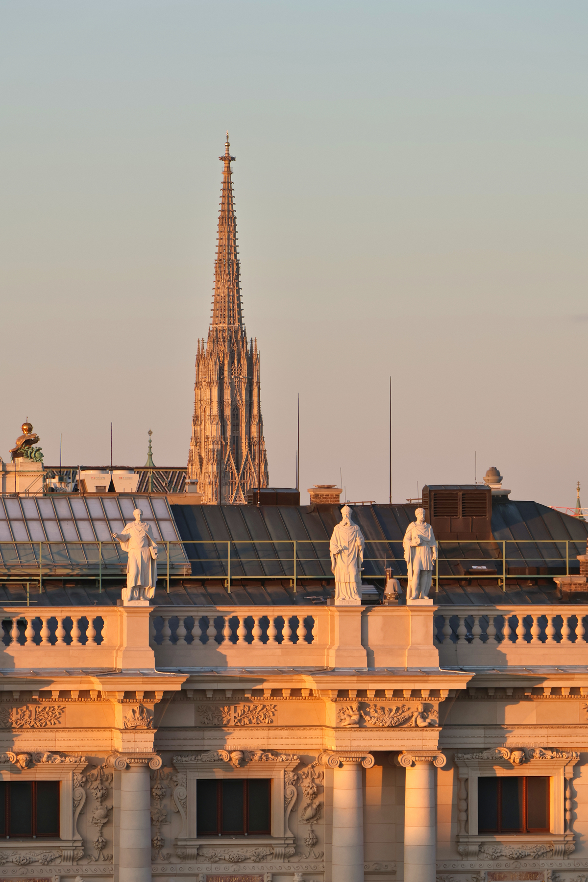 Wien MQ Libelle Dachterrasse Aussicht Stephansdom Goldene Stunde