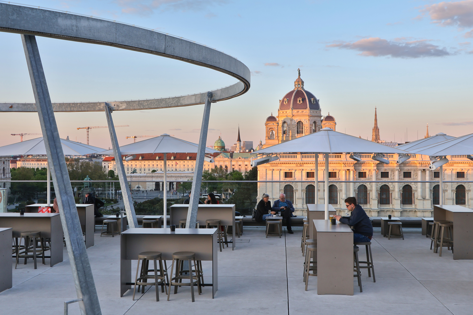 Wien MQ Libelle Dachterrasse Aussicht Goldene Stunde Sonnenuntergang