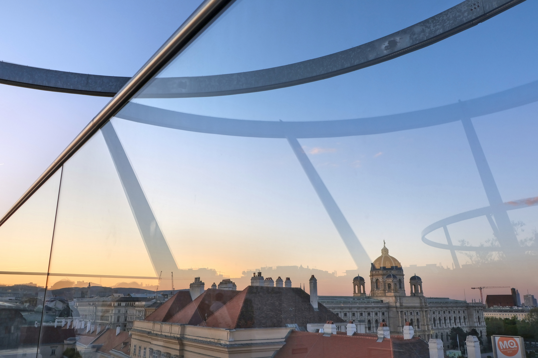 Wien MQ Libelle Dachterrasse Aussicht Goldene Stunde Sonnenuntergang