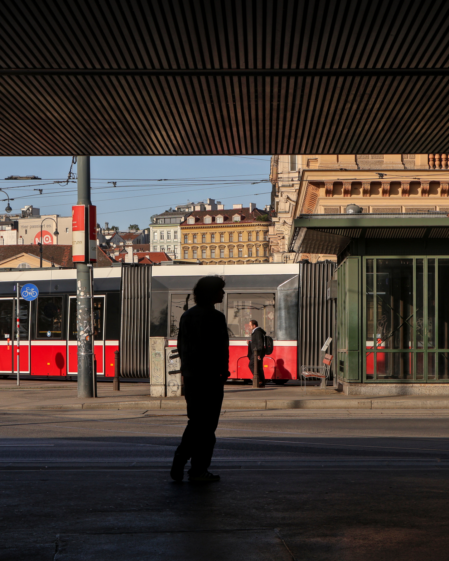 Wien Volkstheater Straßenbahn-Haltestelle Silhouette Streetfotografie