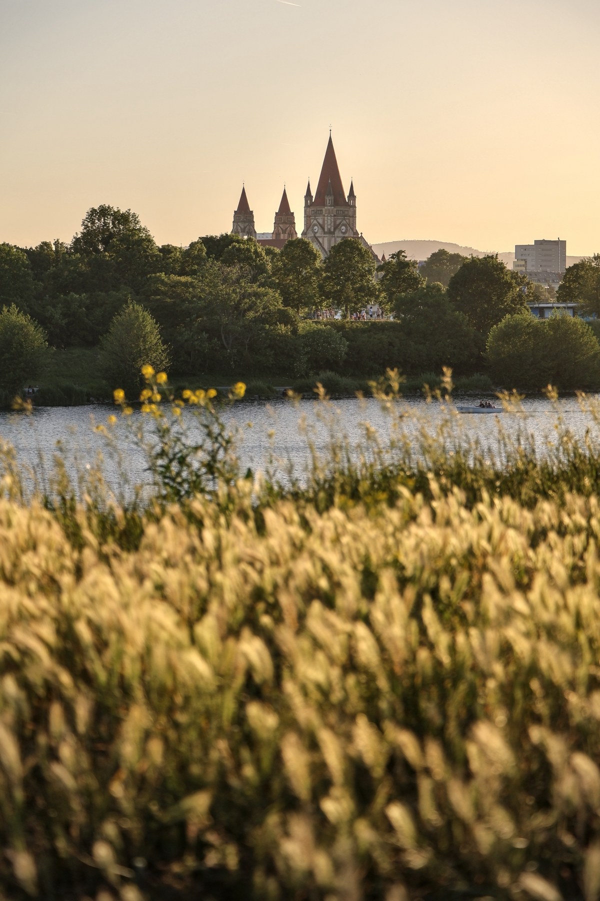 Wien Donauinsel Franz-von-Assisi-Kirche Sommerabend Goldene Stunde Sonnenuntergang