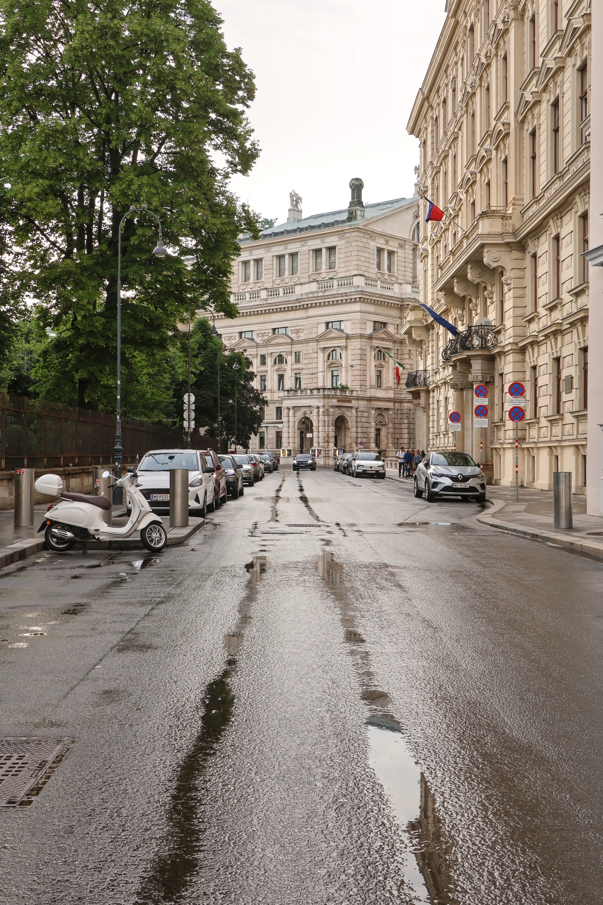 Wien Burgtheater Löwelstraße bei Regen
