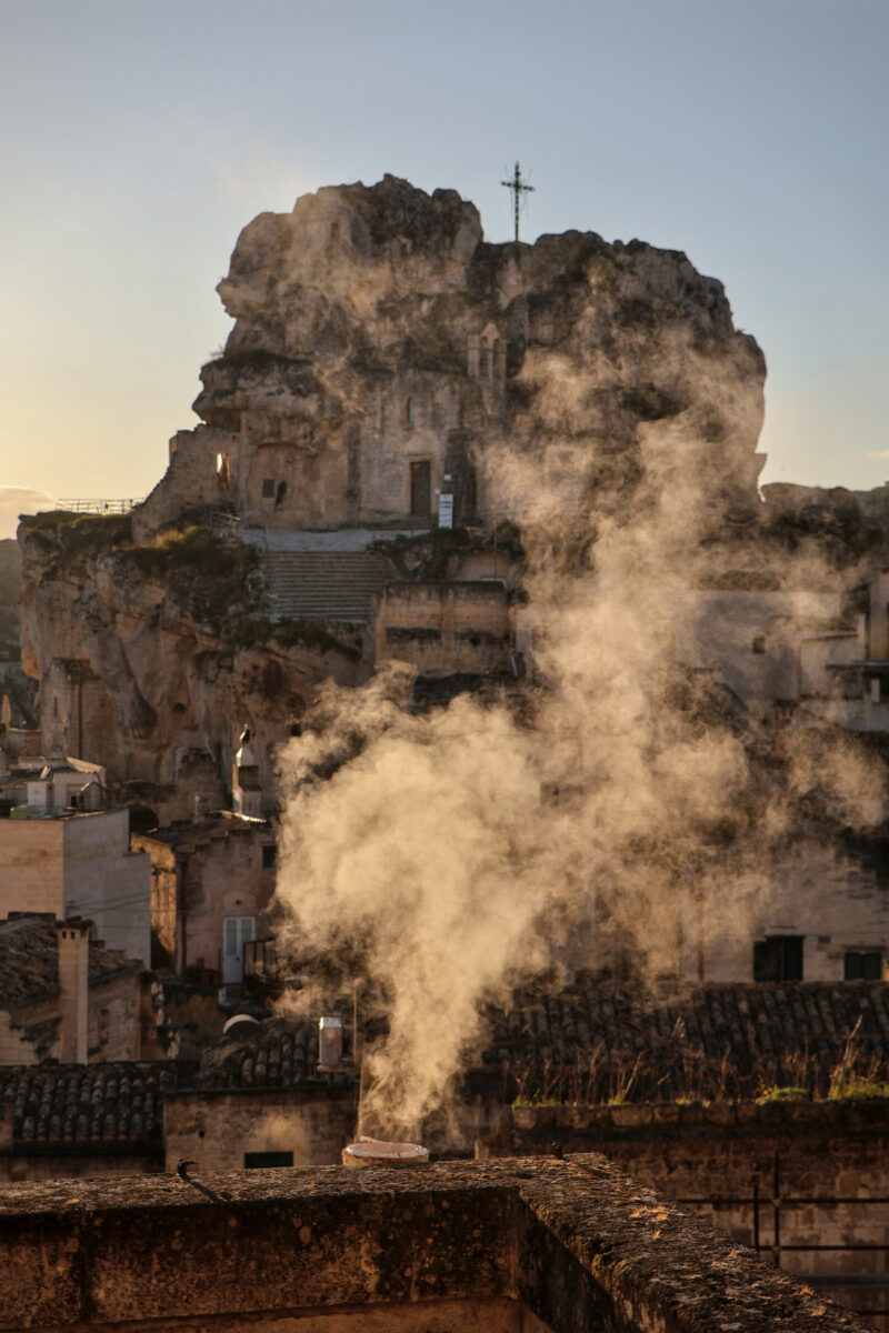 Sassi di Matera Schornstein Rauch im Morgenlicht Goldene Stunde Felsenkirche