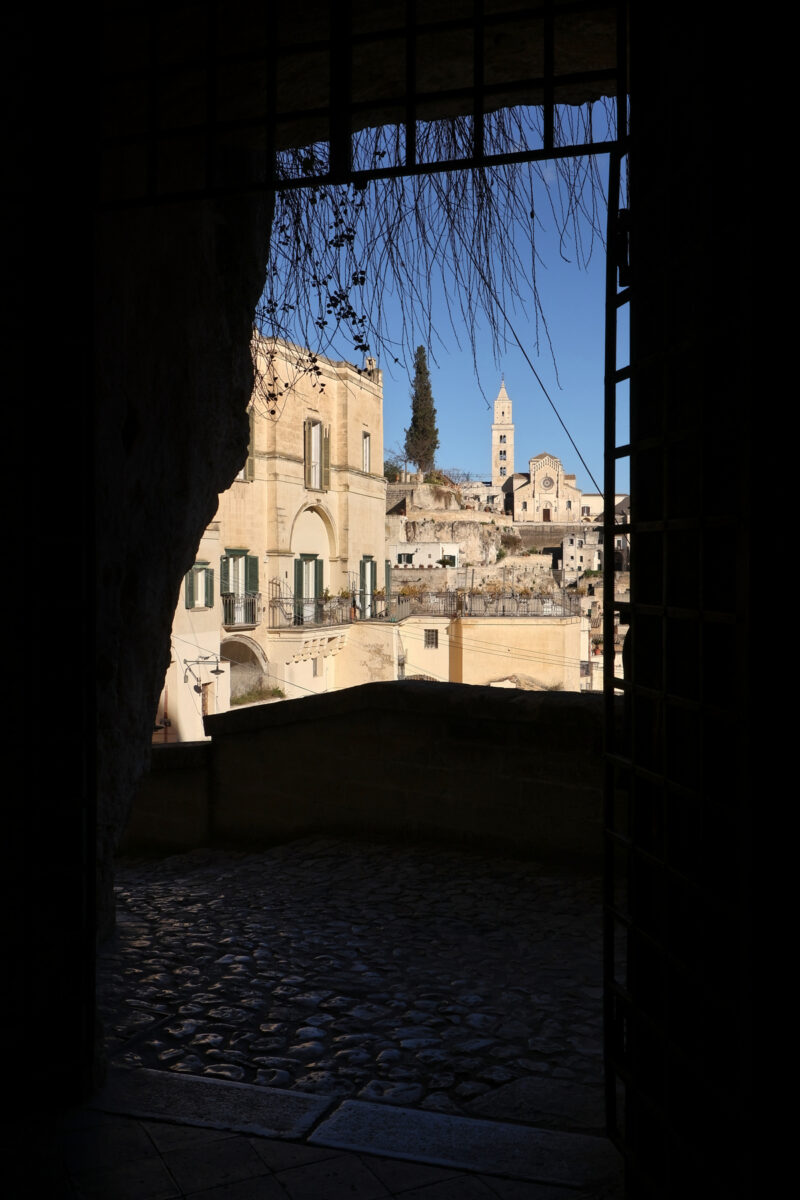 Sassi di Matera Durchgang Ausblick auf die Kathedrale