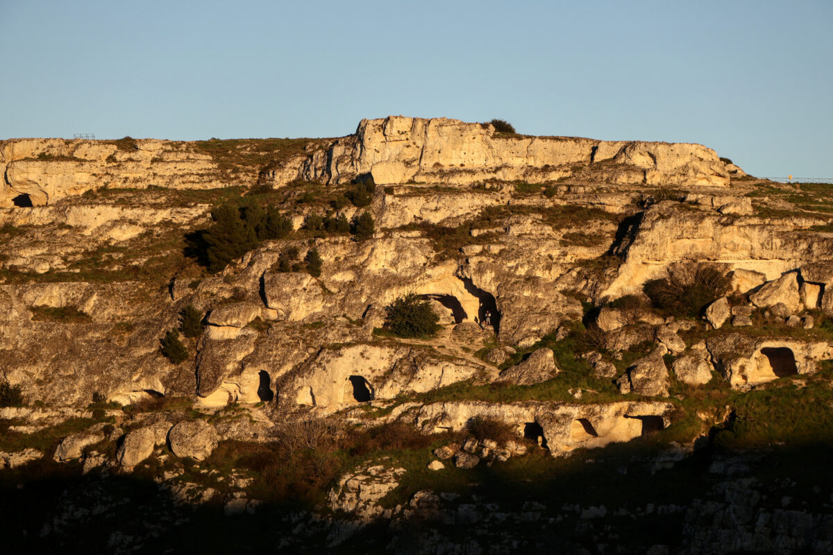 Matera Schlucht Gravine Höhlen Felsen im Abendlicht