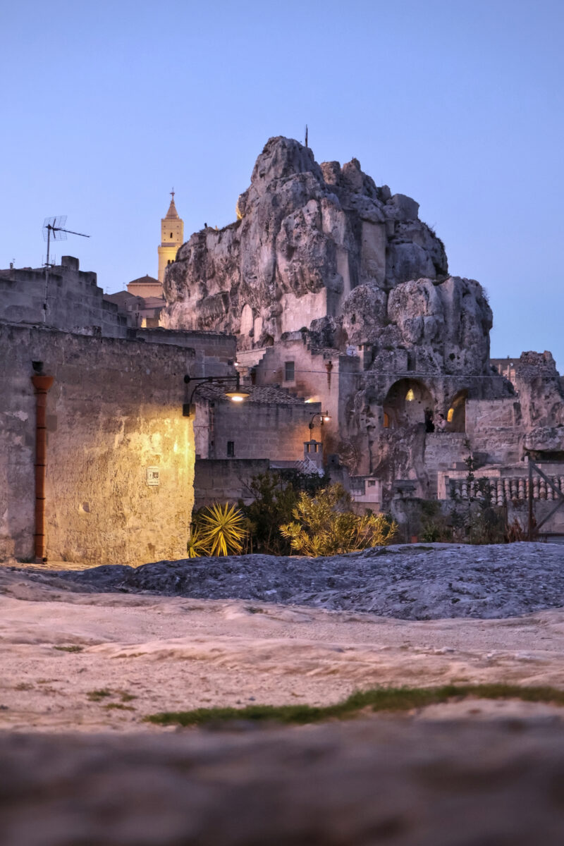 Sassi di Matera Sasso Caveoso Rione Malve Felsenkirchen Kathedrale Abends Blaue Stunde