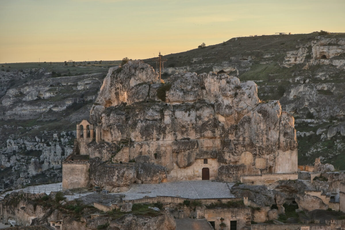 Matera Felsenkirchen Chiese rupestri Santa Maria di Idris und San Giovanni in Monterrone im Morgenlicht Sonnenaufgang Goldene Stunde
