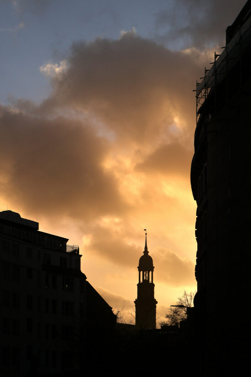 Hamburg Michel im Sonnenuntergang Goldene Stunde Silhouette