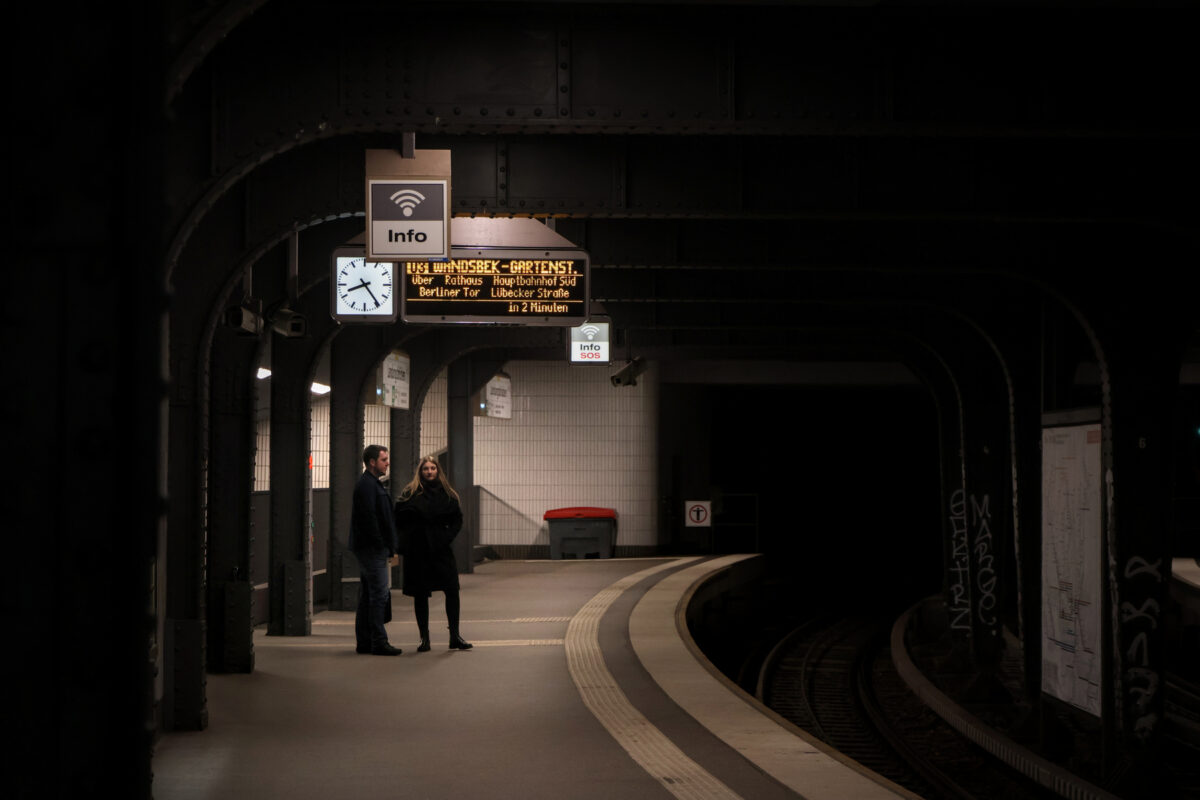 Hamburg U-Bahnstation Landungsbrücken am Abend nachts