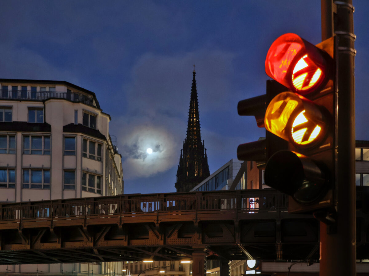 Hamburg Rödingsmarkt U-Bahn St. Nikolai Mond Blaue Stunde