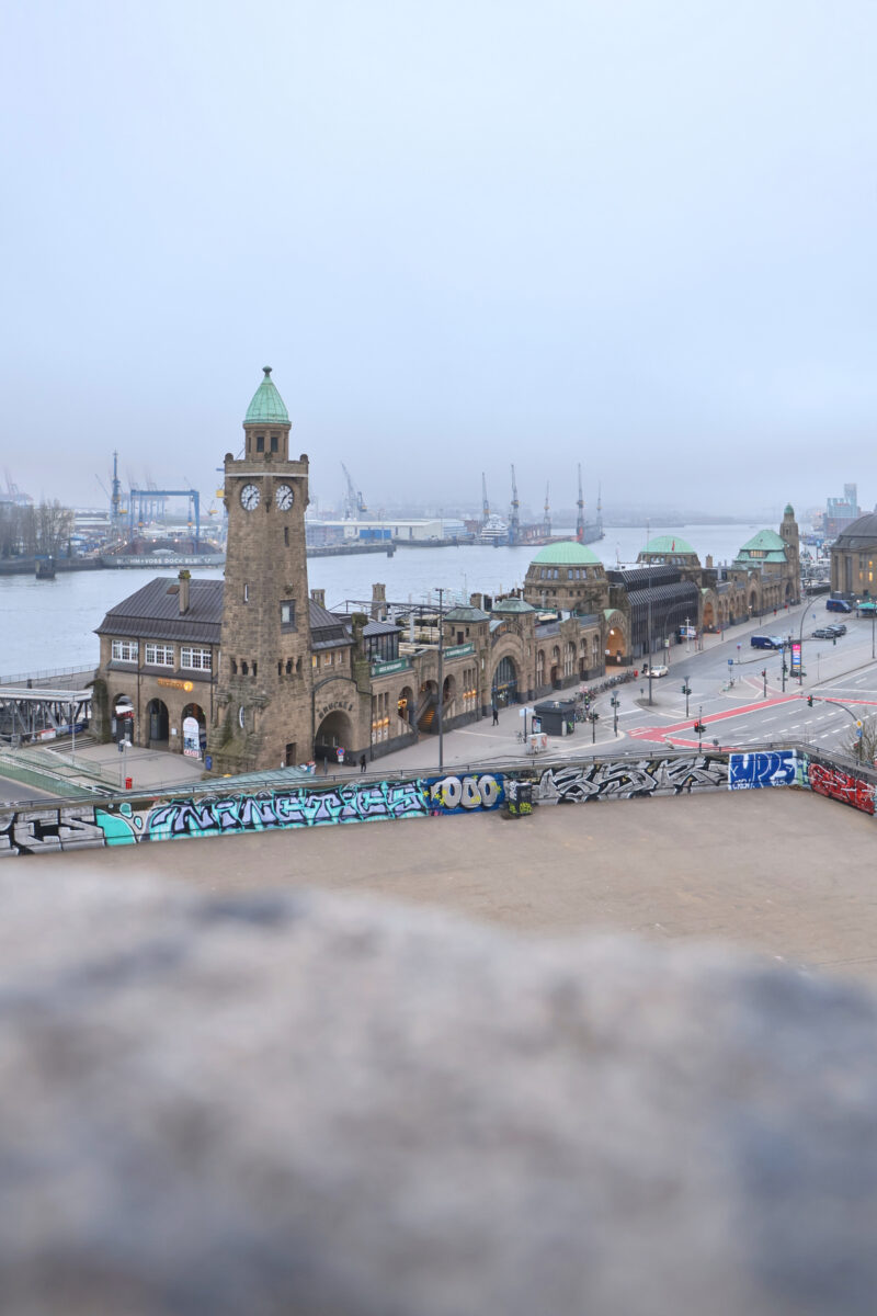 Hamburg Landungsbrücken am Morgen Aussicht