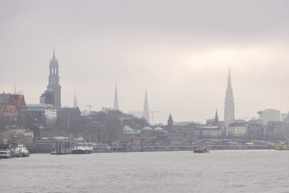 Hamburg Elbe Skyline Türme im Nebel von Fähre