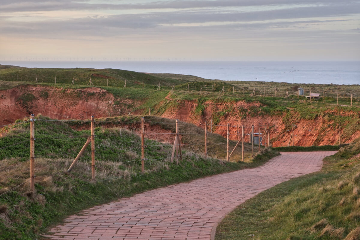 Helgoland Oberland Klippenrandweg mit Meerblick zur goldenen Stunde
