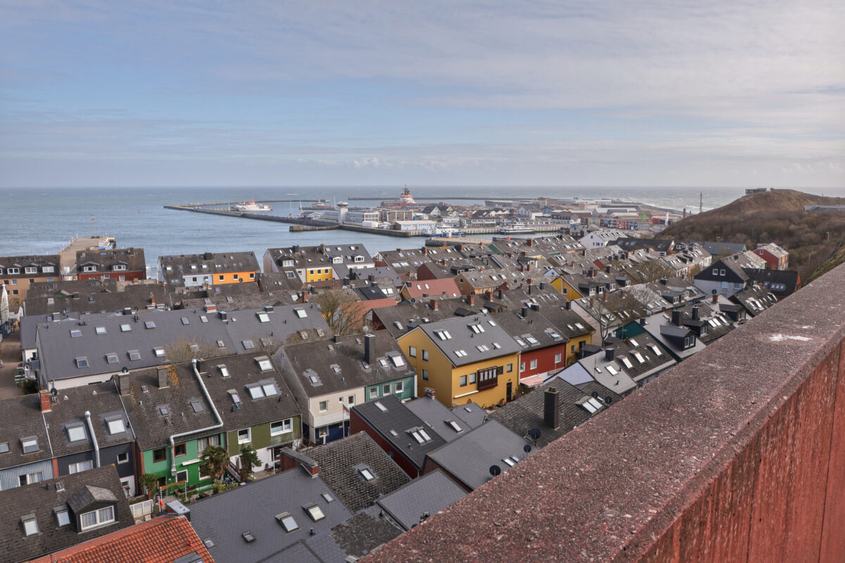 Helgoland Blick über das Dorf und den Hafen im Unterland