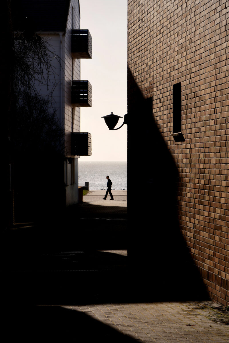 Helgoland Dorf Gasse Streetfotografie