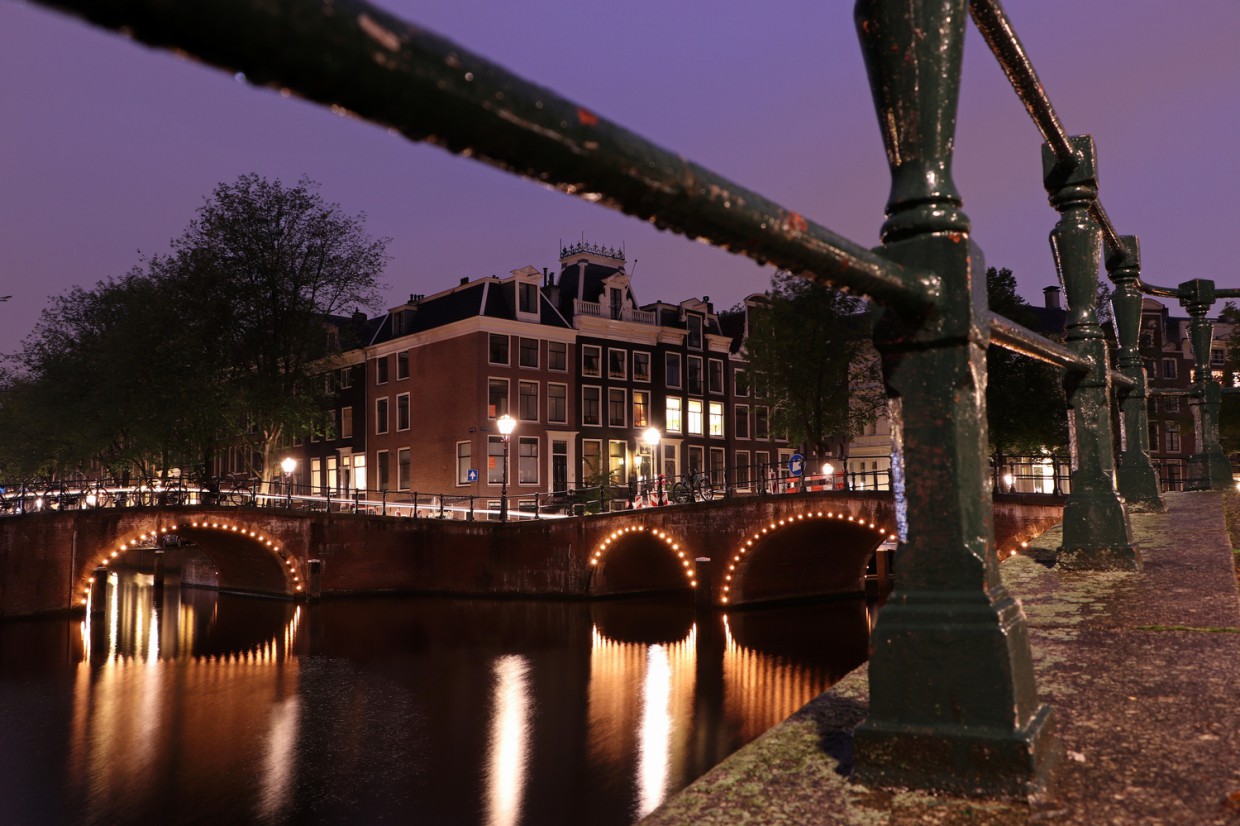 Amsterdam Kreuzung Leidsegracht und Keizersgracht zur Blauen Stunde