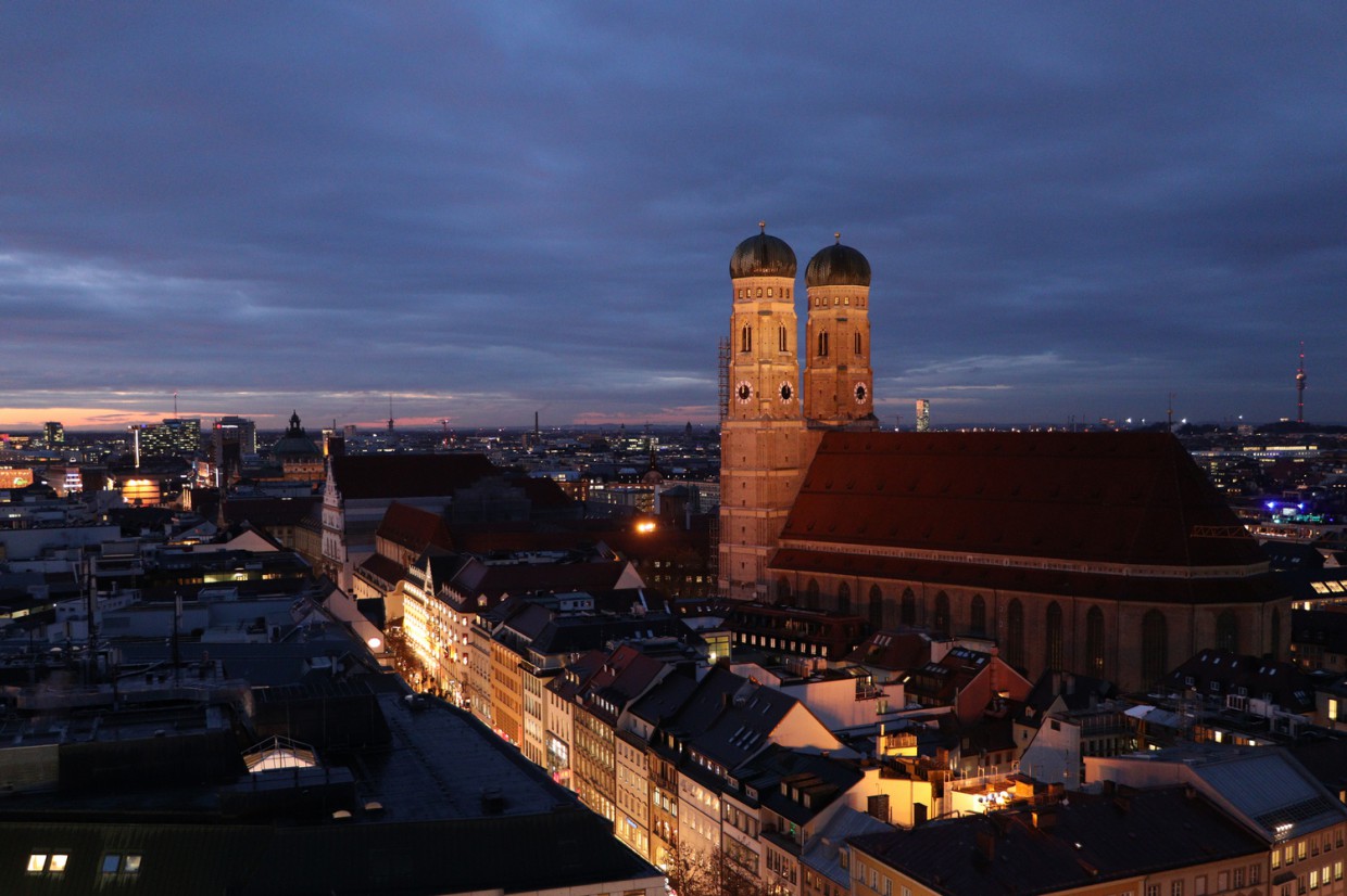 München Blick vom Alten Peter auf die Frauenkirche zur blauen Stunde abends