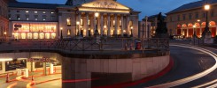 Die Tiefgarageneinfahrt auf dem Max-Joseph-Platz vor der Oper in München zur Blauen Stunde Langzeitbelichtung