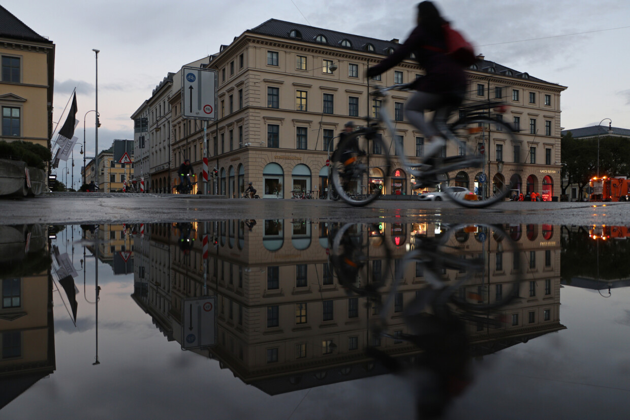 Pfützenspiegelung am Odeonsplatz in München am Morgen